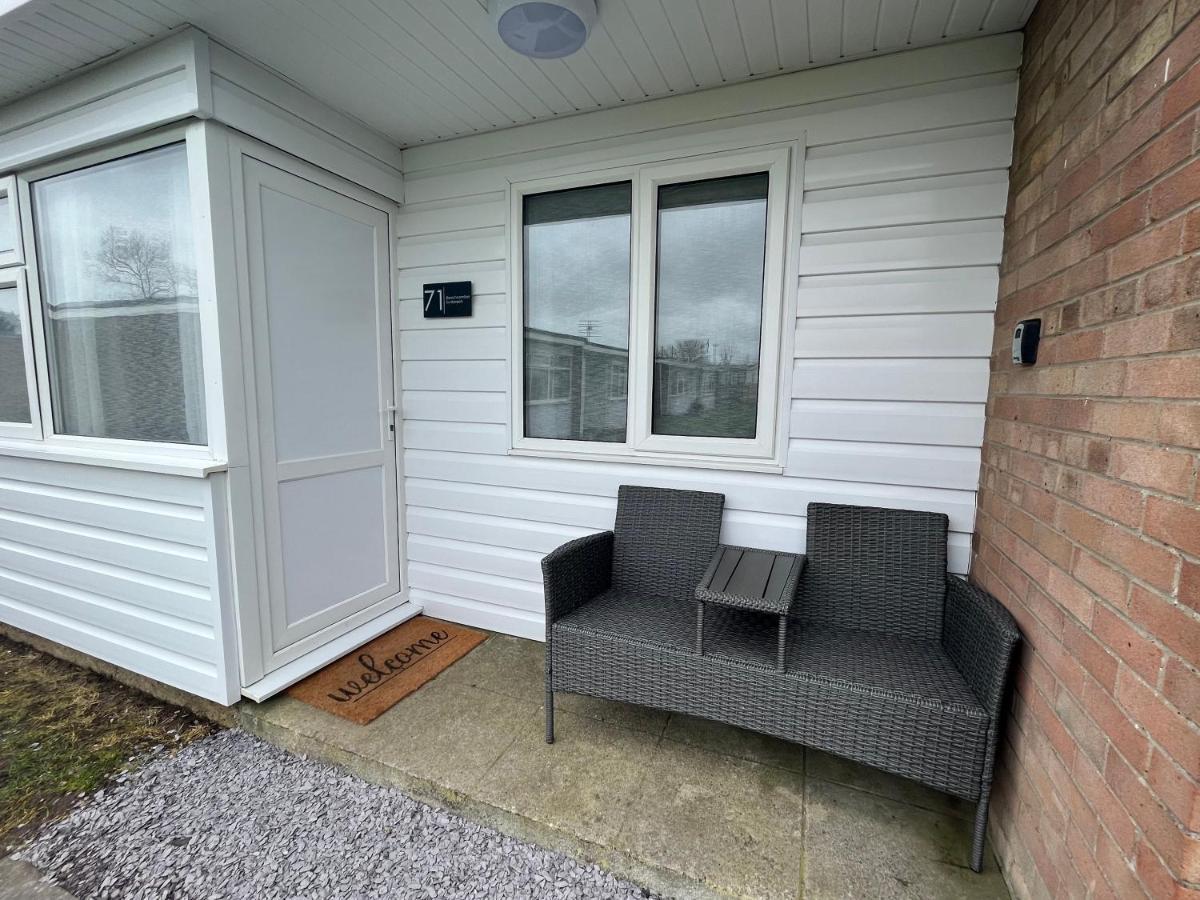 Beachcomber, Sunbeach, Scratby - Two Bed Chalet, Sleeps 4, Free Wi-Fi, Free Club Passes, Free Swimming And Pet Friendly Exterior foto